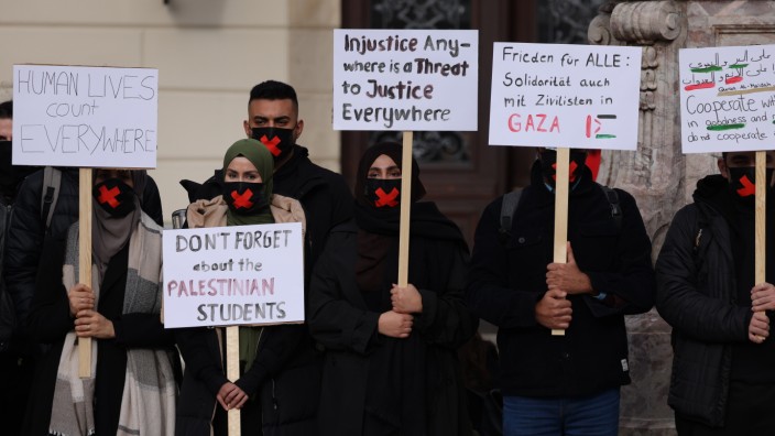 Nahostkonflikt an Hochschulen: Eine Mahnwache vor der Humboldt-Universität in Berlin fordert mehr Mitgefühl für zivile Opfer in Gaza.