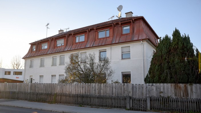 Innenverdichtung: Dieses alte Mehrfamilienhaus in Penzberg an der Nonnenwaldstraße/Grube soll durch einen Neubau mit 20 Wohneinheiten ersetzt werden.