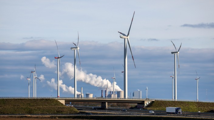 Energie: Grün vor dreckig: ein Windpark vor dem RWE-Braunkohlekraftwerk Neurath in Nordrhein-Westfalen. Der Konzern verdient prima am Umstieg auf Ökostrom.