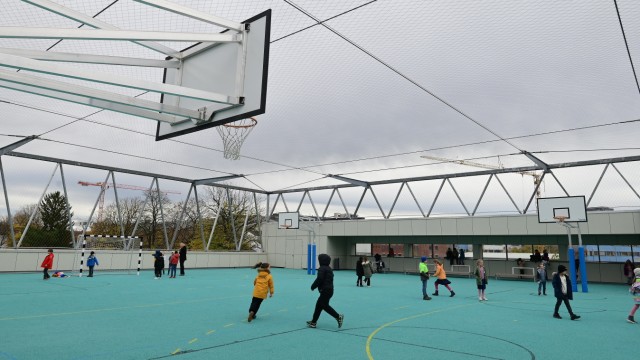 Neuer Campus in Obersendling: Auch das Dach wird genutzt: Über der Sporthalle wurde ein Sportplatz gebaut.