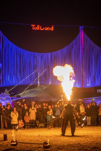 Festival auf der Theresienwiese: Lichterfest: Auch in diesem Winter gibt es wieder viele Feuershows auf dem Gelände.