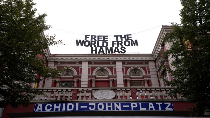 Carsten Brosda im Interview: Der Hamas gehe es nicht um Freiheit, sagt Carsten Brosda, sondern um das genaue Gegenteil. Als richtige Antwort darauf nennt Brosda den Schriftzug an der Roten Flora in Hamburg: "Free the World from Hamas."