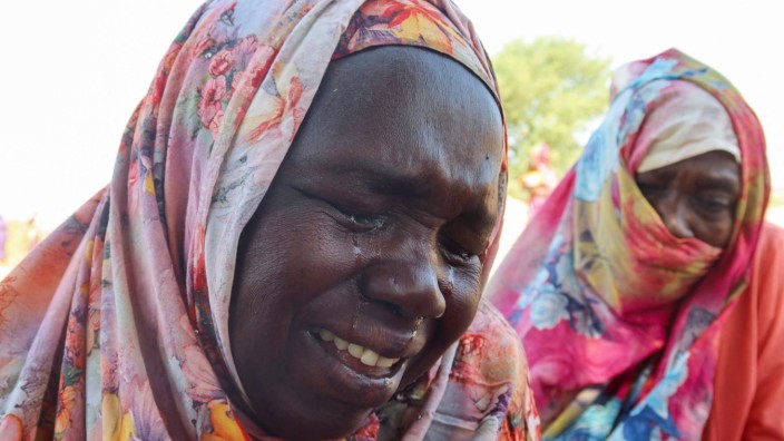 Gewalt im Sahel: Frauen aus Westdarfur weinen, nachdem sie vom Tod ihrer Verwandten erfahren haben. In der Region im Sudan eskalieren die Kämpfe weiter.
