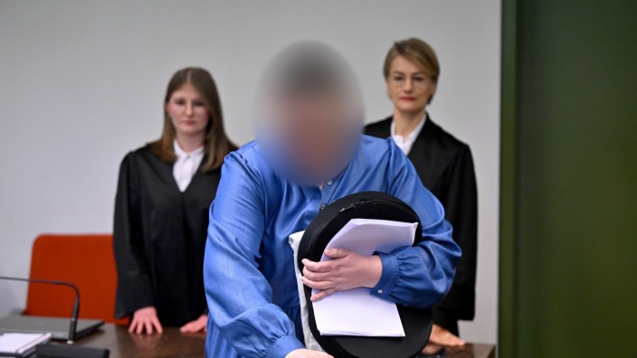 Tandler-Prozess: Am 27. Februar 2020 habe sie mit Niklas F. erstmals über die Maskengeschäfte gesprochen, sagte Andrea Tandler zu Prozessbeginn. Vor Gericht will der Schweizer Unternehmer aber nicht aussagen.