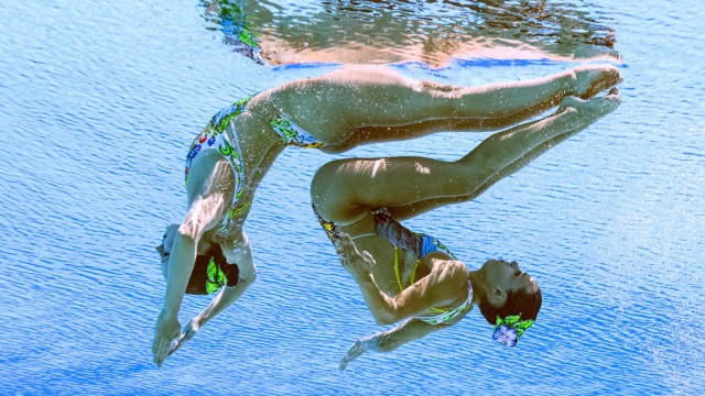 Synchronschwimmen: Marlene Bojer und Michelle Zimmer beim Freien Duett während der WM 2022 in Budapest.