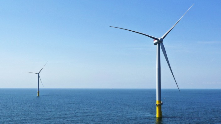 Energiewende: Zwei Offshore-Windturbinen von Siemens Gamesa stehen vor der Küste von Virginia.
