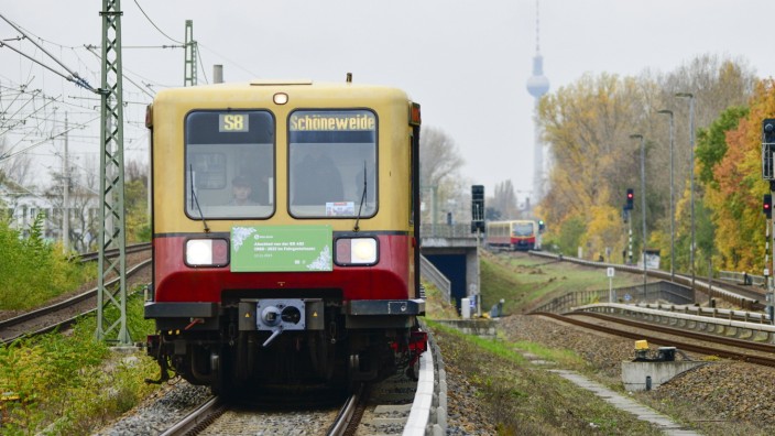 Berlin: Eine S-Bahn der Baureihe 485 fährt auf ihrer letzten offiziellen Fahrt in den S-Bahnhof Baumschulenweg in Berlin ein.
