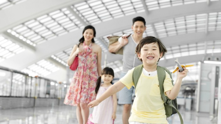 Billig-Airlines: Extrem günstige Tickets ergattert? So könnte das aussehen, wenn eine chinesische Familie sich auf diesen Flug besonders freut.