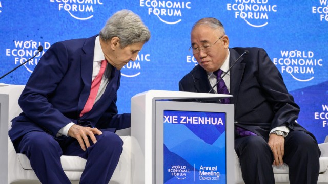 Anstehender Gipfel in Dubai: Zwei Klimaveteranen, die eine gemeinsame Marschrichtung vorgeben: der amerikanische Unterhändler John Kerry (l.) und sein chinesischer Kollege Xie Zhenhua, hier in Davos im Mai 2022.