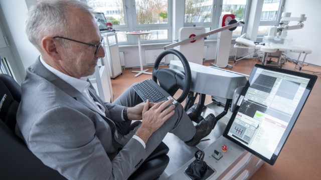 Wirtschaft im Landkreis Starnberg: Per Knopfdruck kann Norbert Sporer das Fahrverhalten in einem Auto simulieren.