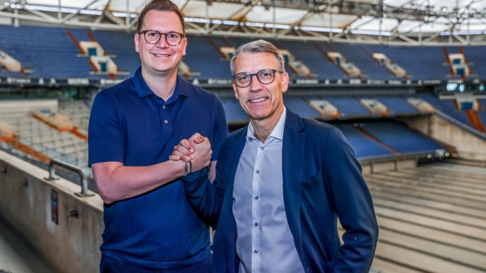 Führung bei S04: Da schien noch alles in Ordnung zu sein: Schalke-Sportdirektor André Hechelmann (links) und Sportvorstand Peter Knäbel im vergangenen Sommer in der Gelsenkirchener Arena.