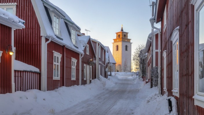 SZ-Serie "Ein Anruf bei ...": Die schneebedeckten Häuser von Luleå wirken wie eine romantische Kulisse - aber so richtig hell wird es in diesen Winterwochen nur wenige Stunden am Tag. Da kann man schon mal schwermütig werden.