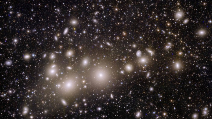 Dem Geheimnis auf der Spur: Seit Juli erkundet das neue Weltraumteleskop Euclid das All und die Dunkle Materie. Auf diesem Bild, das es Anfang November fotografierte, sind Hunderttausende Galaxien im Perseushaufen zu sehen.