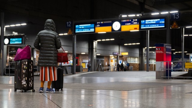 Tarifstreit: München: Eine Reisende steht am frühen Donnerstagmorgen noch recht einsam in der Haupthalle des Münchner Hauptbahnhofs.
