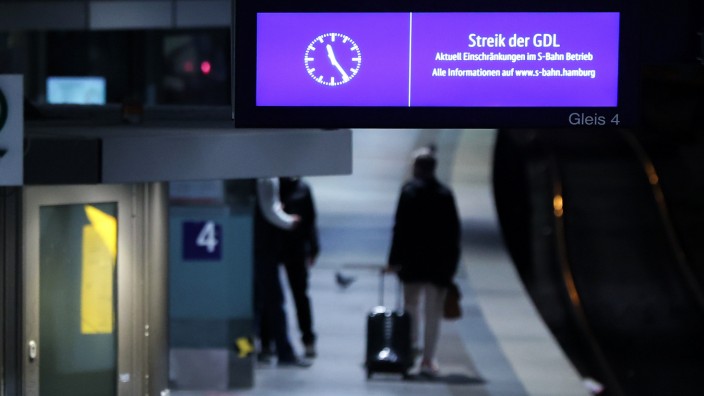 Tarifstreit: Auf einer Anzeigentafel an einem S-Bahn-Gleis wird am Hamburger Hauptbahnhof auf den Streik der GDL hingewiesen.