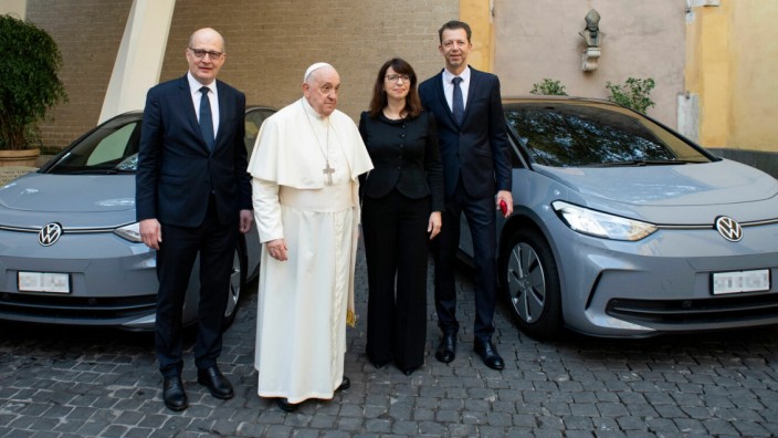 Katholische Kirche: Papst Franziskus bei der Übergabe von zwei E-Autos von VW, rechts neben ihm Imelda Labbé, Mitglied des Markenvorstands Volkswagen.