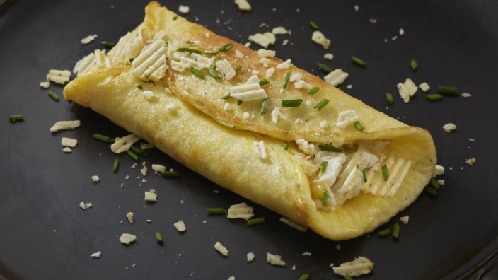 Kolumne "In aller Munde": Man braucht nur sechs Zutaten und wenige Minuten: French Omelett mit Schnittlauch und Kartoffelchips-Bröseln.