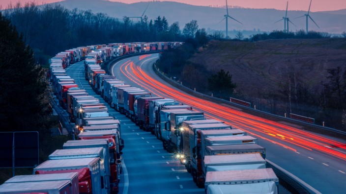 Lkw-Verkehr: Stau auf der Autobahn A4 mit Tausenden von Lkw: Die allerwenigsten haben einen klimaneutralen Antrieb.