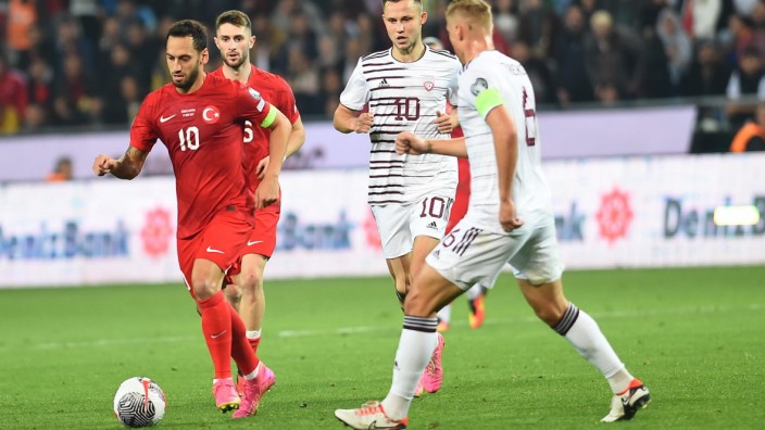 Türkei gegen DFB-Team: Hakan Calhanoglu mit der Zehn: So kennen die Türken ihren Spielmacher mittlerweile - dabei wurde er in Mannheim geboren.