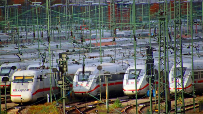 Warnstreik der Lokführer: ICE- und IC-Züge der Deutschen Bahn stehen auf einer Anlage der DB in Hamburg statt Fahrgäste zu transportieren.