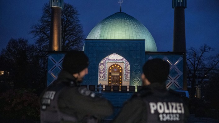 Maßnahmen gegen Antisemitismus: Polizisten bei der Razzia in der "Blauen Moschee" in Hamburg, ein Außenposten des Teheraner Regimes und lange Zeit ein Versäumnis der Bundesregierung.