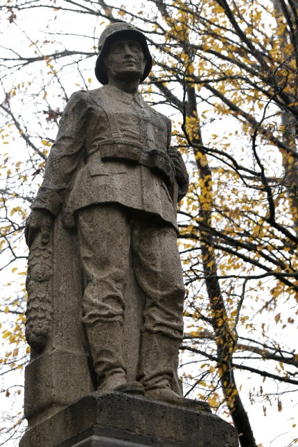 Erinnerungskultur in Neufahrn: Der auf dem Neufahrner Denkmal abgebildete Soldat ist nicht euphorisch, sondern hat einen traurigen Blick.