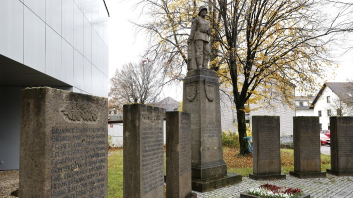 Erinnerungskultur in Neufahrn: Das Kriegerdenkmal in der Nähe des Neufahrner Rathauses wurde 1921 gebaut und nach dem Zweiten Weltkrieg erweitert.
