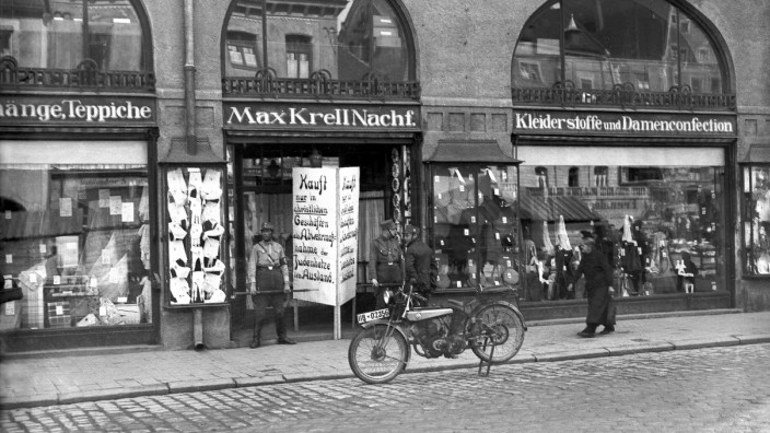 Geschichte: Zu einem Boykott jüdischer Geschäfte kam es am 1. April 1933 auch in Freising. Hier das heutige Marcushaus an der Untere Hauptstraße 2, das 1933 vom jüdischen Mitbürger Marcus Lewin und seiner Familie bewohnt wurde. Das Geschäft "Max Krell Nachfolger" gehörte ihm.