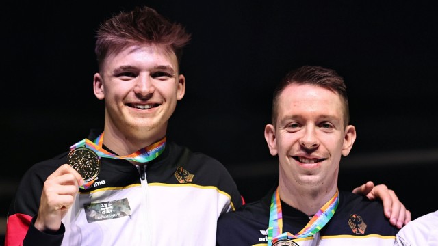 Trampolin: Es wird auch synchron gelächelt: Caio Lauxtermann (li.) und Fabian Vogel präsentieren ihre goldenen WM-Medaillen.