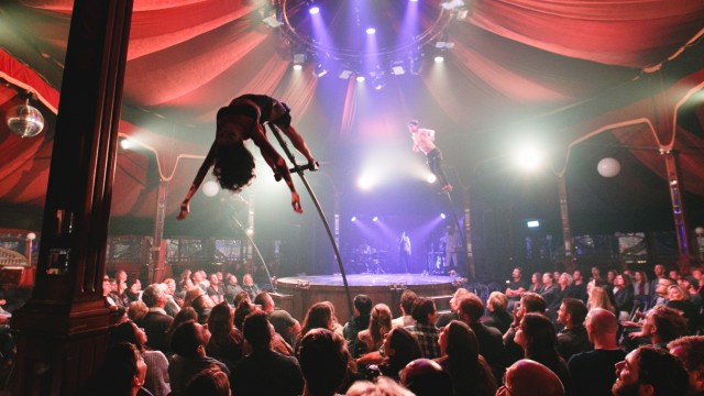 Feuershow-Platz und Garküchen: Die australische Show "Limbo unhinged" ist speziell für die Nähe in Spiegelzelten erschaffen worden.