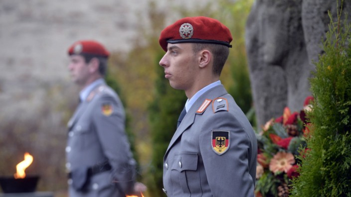 Bundeswehr: Kriegstüchtig? Ehrenwache am Volkstrauertag am Denkmal in Haar.