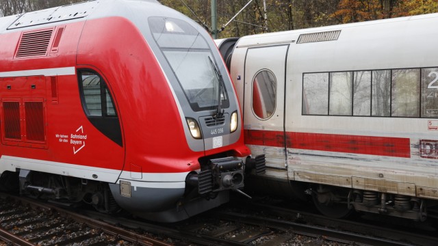 Reichertshausen: Am ICE sind die Unfallspuren gut zu sehen. Die beiden Züge schrammten aneinander entlang.