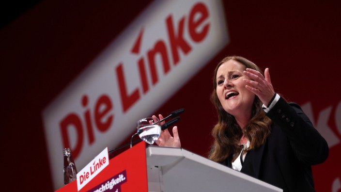 Linken-Parteitag: Janine Wissler, Vorsitzende der Linken, auf dem Parteitag in Augsburg: "Wir sind zurück", ruft sie in den Saal hinein.