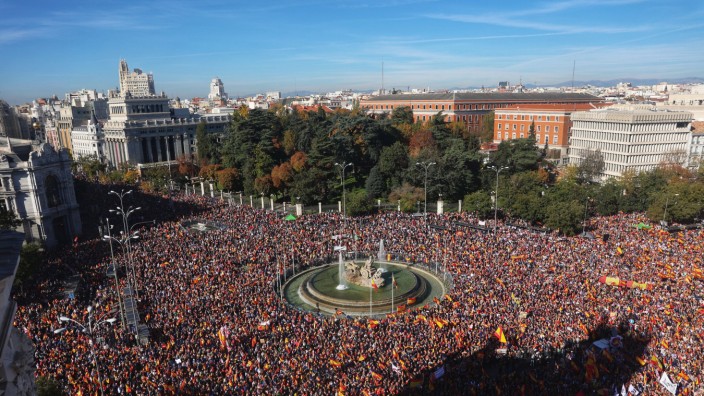 Madrid: Tausende Menschen protestieren in Madrid gegen die geplante Amnestie für katalanische Separatisten und andere Zugeständnisse.