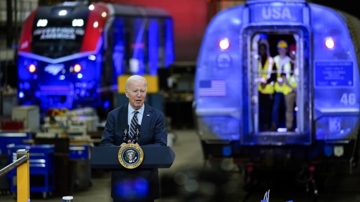 Standort Deutschland: US-Präsident Joe Biden will die heimische Wirtschaft stärken, das macht er auch bei einem Besuch beim Bahnunternehmen Amtrak Bear deutlich.