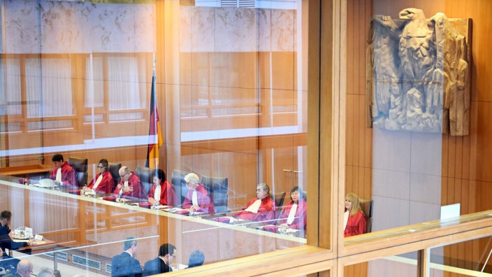Prantls Blick: Horst Ehmke sprach einst von "acht A*löchern in Karlsruhe": der Zweite Senat des Bundesverfassungsgerichts in der vergangenen Woche bei der Verkündung des Urteils zum Nachtragshaushalt 2021.