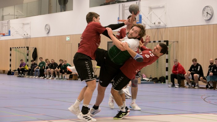 Forstenried: Die Handballer des TSV Forstenried bei einem Spiel gegen den TSV Übersee (rote Trikots).