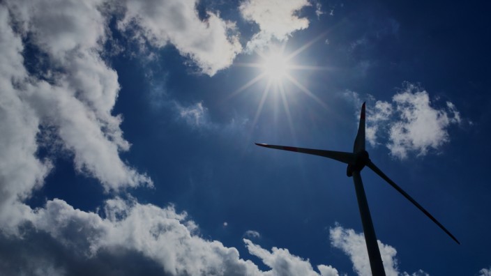 Projekt der Stadtwerke Fürstenfeldbruck: Neben der Sonnenenergie kann die Windkraft einen wesentlichen Beitrag zur Energiewende leisten (hier das Windrad in der Gemeinde Mammendorf).