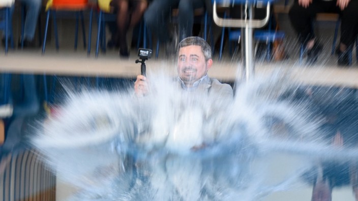 Einweihung: Vom Drei-Meter-Brett stürzt sich Penzbergs Bürgermeister Stefan Korpan bei der Einweihung des neuen Familienbads Piorama ins Wasser - im Anzug und mit Selfiestick.