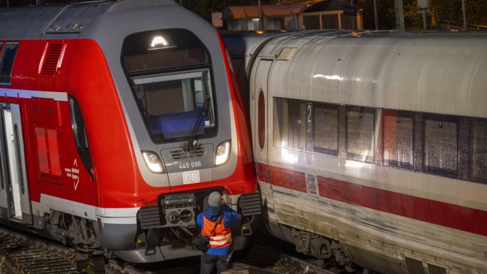 Zwei Kollisionen in einer Woche: Ein Regionalzug ist am Freitagnachmittag im bayerischen Reichertshausen mit einem ICE zusammengestoßen. Dabei gab es sieben Verletzte.