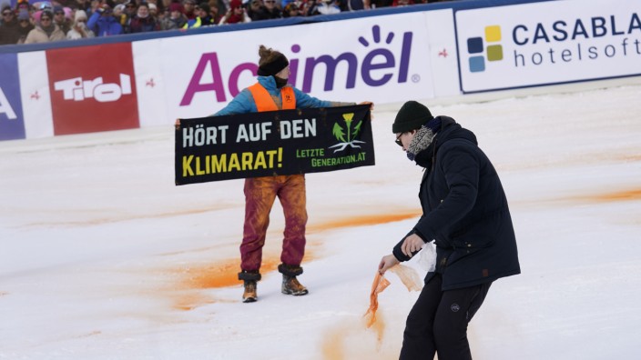 Klimaaktivisten im Skisport: Protest in Gurgl: Klimaaktivisten versprühen ihre Farbe und bewerben ihre Botschaft.