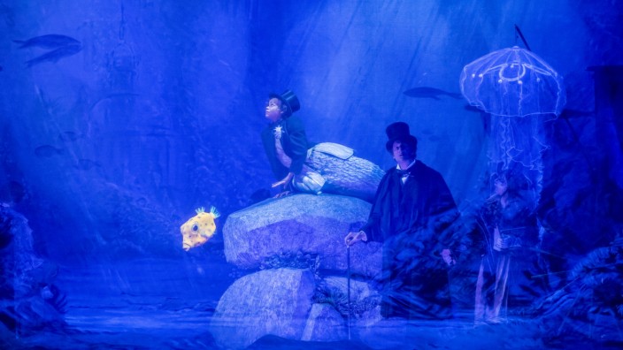 Münchner Residenztheater: "Andersens Erzählungen": Nur in seiner Märchenwelt ist er frei: Hans Christian Andersen (Moritz Treuenfels) und seine "kleine Meerjungfrau" (Isabell Antonia Höckel, links), nebst schwebenden Quallen.