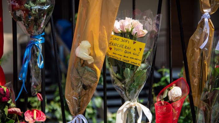 Nach dem Tod von Giulia Cecchettin: Blumen vor dem Gebäude in Cologno Monzese, in dem die 22-jährige Giulia Cecchettin getötet worden sein soll.