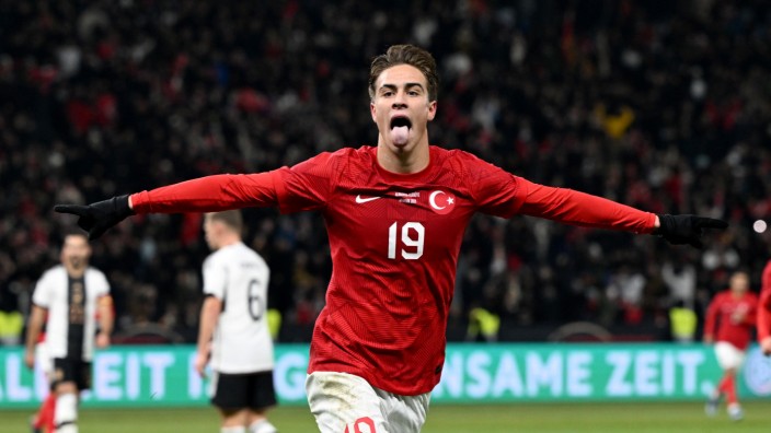 Türkische Nationalelf: Ätsch: Kenan Yildiz, früher FC Bayern, jubelt jetzt für die Türkei.