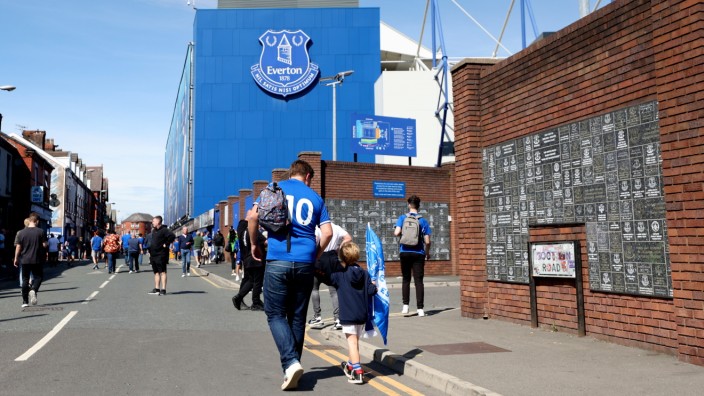 Premier League: Schwierige Zeiten für FC-Everton-Fans: Der Klub stürzt nach dem Zehn-Punkte-Abzug in der Tabelle der Premier League ab.