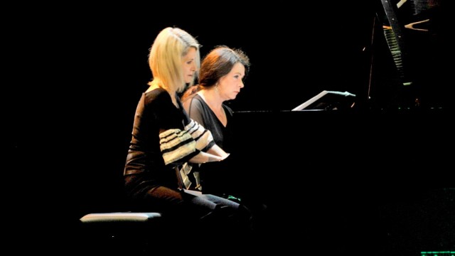 Bosco Gauting: Die Schwestern Anna und Ines Walachowski begleiten das Stück am Klavier.