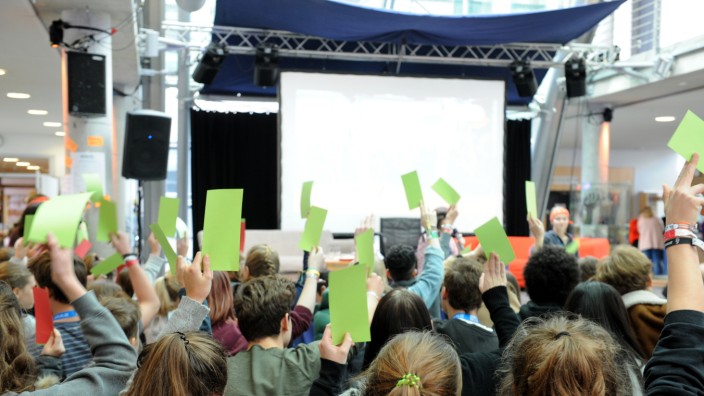 Schulen: Demokratieübungen: Eine Abstimmung bei einem Kongress für Schülerinnen und Schüler in München.