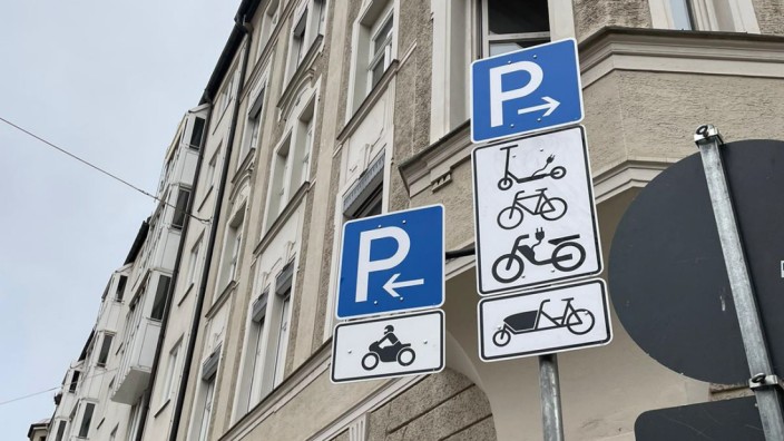 Verkehrsregeln: Ein einfaches "P" auf blauem Grund reicht längst nicht mehr als Beschilderung von Parkplätzen. Zusätzliche Symbole regeln, welches Gefährt hier abgestellt werden darf.