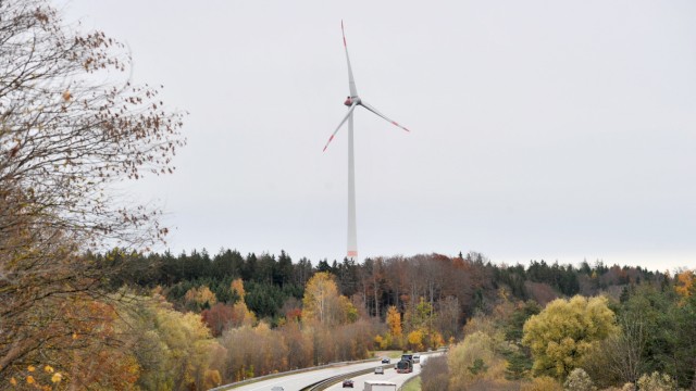 Erneuerbare Energien: Unübersehbar von der Garmischer Autobahn aus: So einen Anblick wird es im Fünfseenland künftig noch öfter geben.