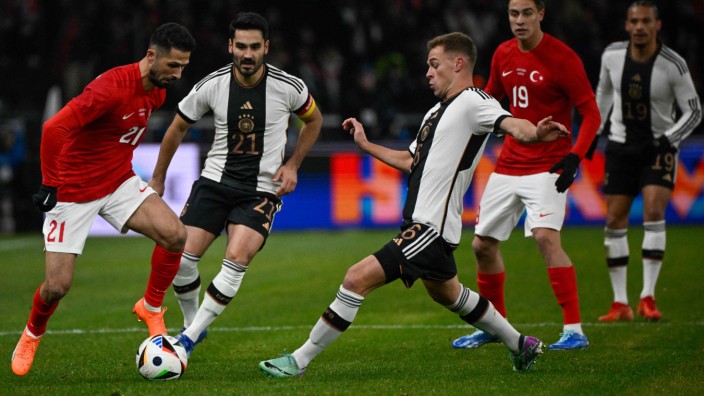 Dauerdebatte im DFB-Team: Verträgt sich das in der Schaltzentrale? Ilkay Gündogan (in Weiß, links) und Joshua Kimmich beim 2:3 gegen die Türkei gemeinsam für die Nationalmannschaft in Aktion.